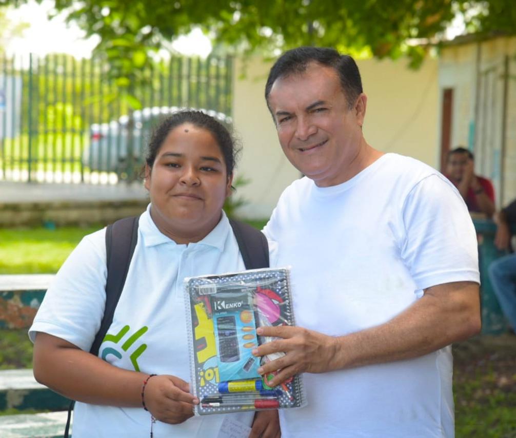 Óscar Rosas entregó  útiles escolares a estudiantes de preparatoria de Sabancuy y Mamantel